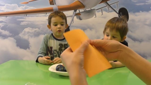 Леон делает яйца на Пасху из Желе Украшаем яйца 3D узором Jelly eggs смотреть онлайн