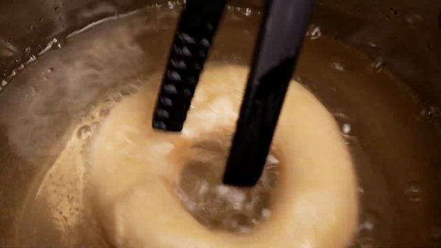 Готовим дома шоколадные пончики. Донаты с белым и молочным шоколадом. смотреть онлайн