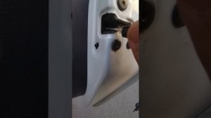 не работает замок багажника