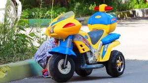 Дети и машина. Дети катаются на электромобиле. МанкитуИгры