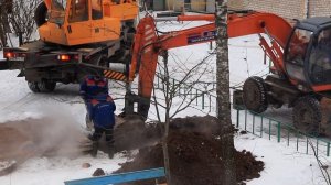 Экскаватор ЕК-12 копает теплотрассу / Russian excavator EK-12 digs a heating main