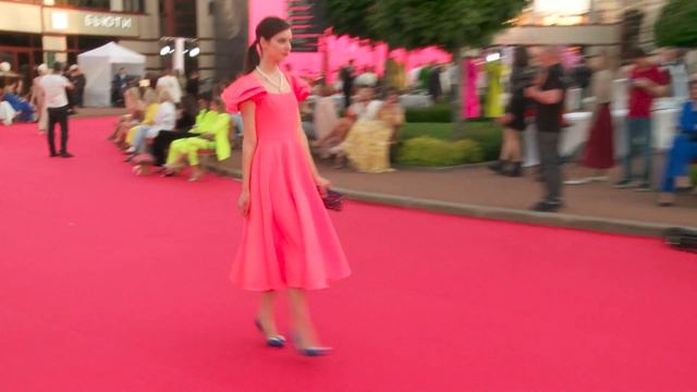 Аника Керимова. Летний показ на Рублевке. 2022 смотреть онлайн