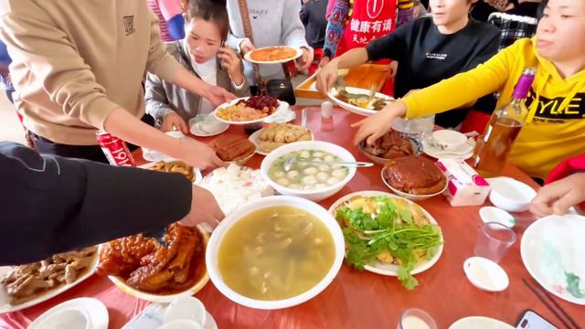 小凤带小梅去喝喜酒给大家认识，希望下一个轮到我们，太热闹了 смотреть онлайн