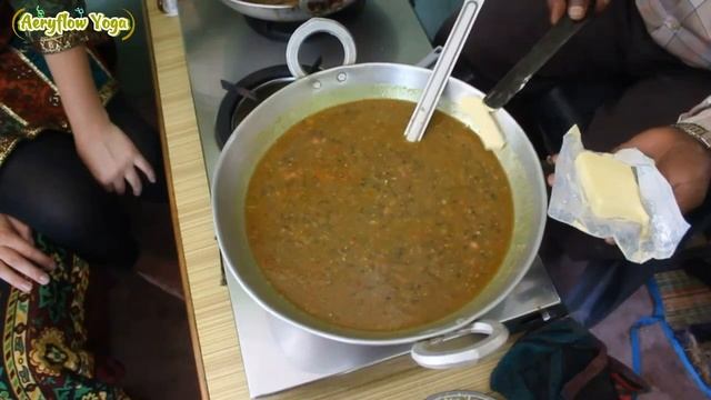 Как в Ришикеше готовят: Палак панир, Шахи панир и Дал Макхани. COOKING CLASS, RISHIKESH, INDIA смотреть онлайн