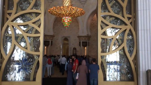 внутри Большой Белой мечети шейха Заеда в Абу-Даби (ОАЭ)28.12.2017 смотреть онлайн