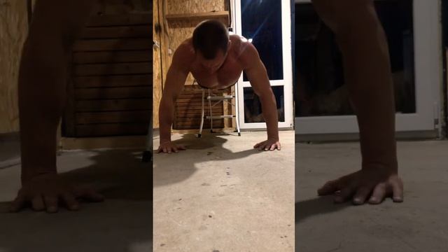 При выполнении отжиманий от пола максимальная нагрузка идет на грудные мышцы и трицепсы.#спорт смотреть онлайн