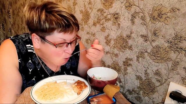 мукбанг/вермишель с котлетами и салат/обжор и разговоры на камеру/Mukbang смотреть онлайн