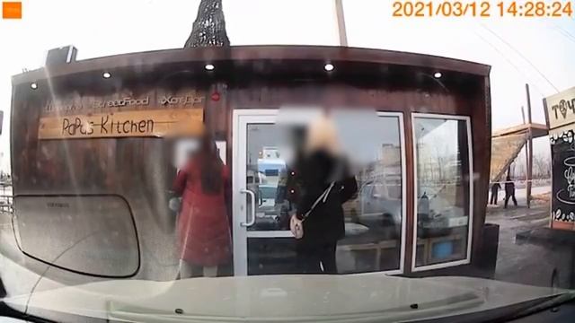 В Улан-Удэ рабочего чуть не придавило деревянной горкой