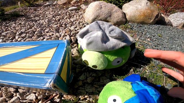 Angry Birds Plush - The Battle for Pig City смотреть онлайн