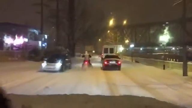 По городу на снегоходе))) смотреть онлайн