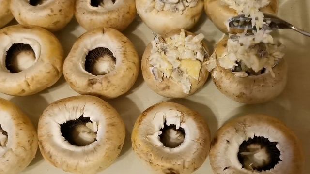 Шампиньоны под сыром в духовке. Простая закуска на праздничный стол. смотреть онлайн