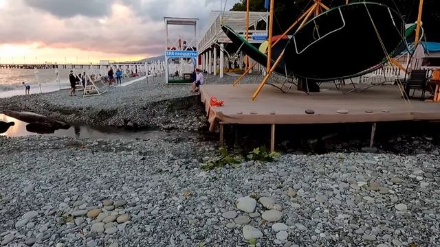 Устраняют последствия шторма на пляжах Калипсо и Лазаревский И днем и ночью?ЛАЗАРЕВСКОЕ СЕГОДНЯ?СОЧ смотреть онлайн