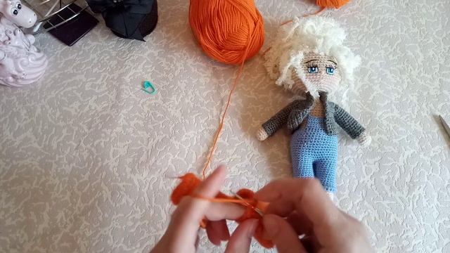 Вяжем комбинезон для куклы. смотреть онлайн