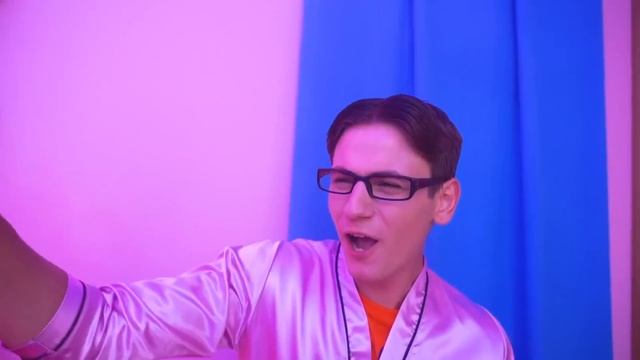 Бедная Девушка На Богатой Ночевке || Строим Трехэтажную Кровать Для Тройняшек смотреть онлайн