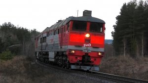 2ТЭ116-1414 с грузовым поездом и приветливой бригадой