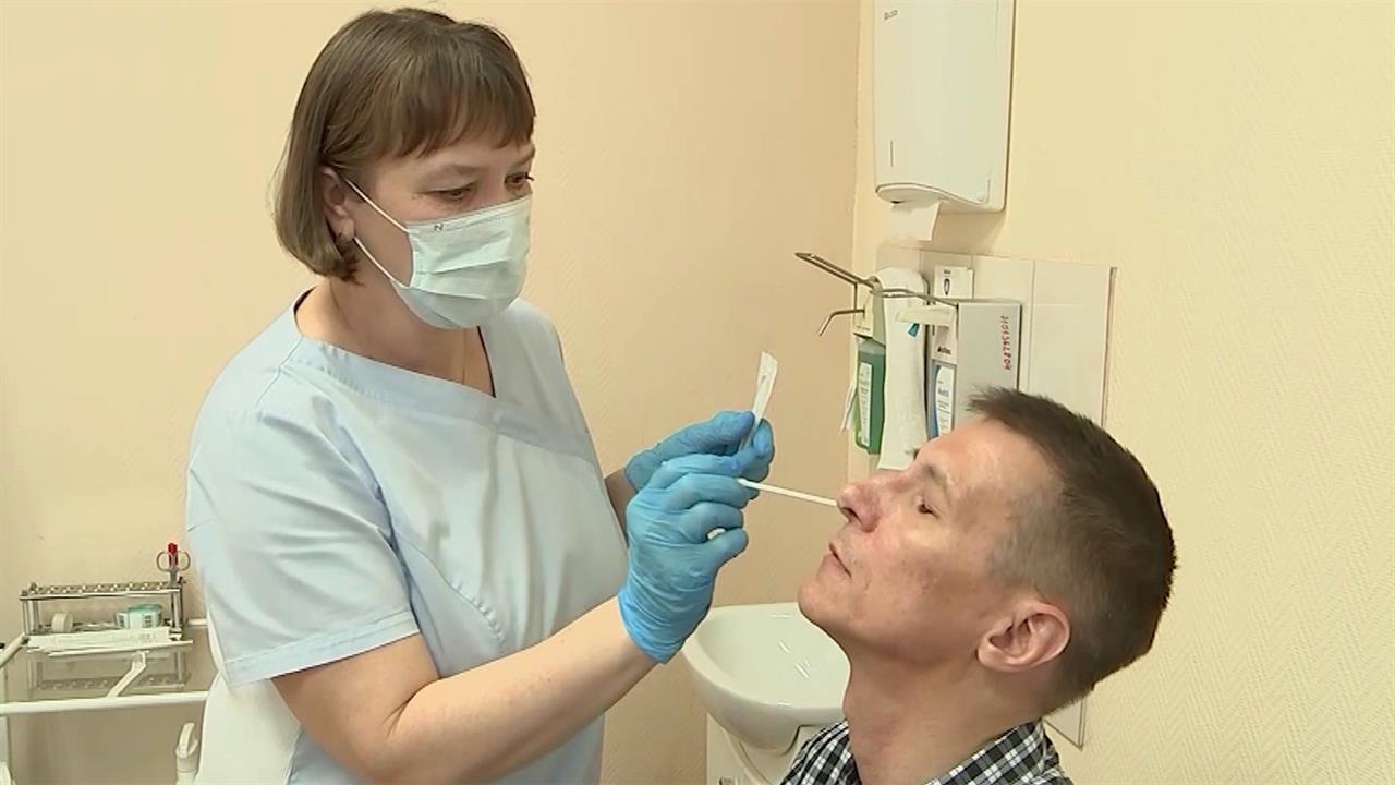 В российских регионах ежедневно растет число выявленных случаев COVID-19