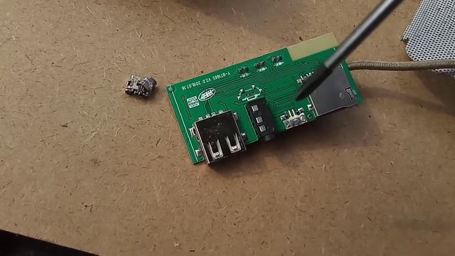 Ремонт портативной колонки. Оторвано гнездо зарядки. смотреть онлайн