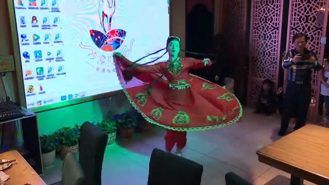 Lovely Chinese Muslim Girl Dance at Desert Rose Restaurant I Urumqi I China смотреть онлайн