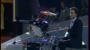 Илон Маск поёт с группой землян земля в илюминаторе