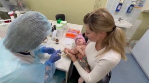 ОПЯТЬ УКОЛЫ и ВРАЧИ в 3 МЕСЯЦА. Николь и Доменика в БОЛЬНИЦЕ. Крейзи лайф