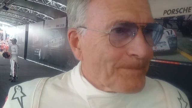 SN-Redakteur Othmar Behr traf Rennsport-Legende Dieter Quester vor dessen Runden смотреть онлайн