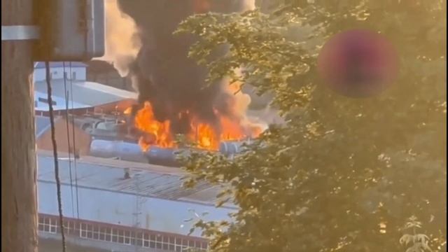 В Уфе мощный пожар — полыхает в районе железнодорожного вокзала смотреть онлайн