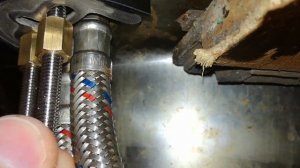 Из за чего течёт кран на кухне!? Как закрепить кран чтобы вода с него не капала и не текла!