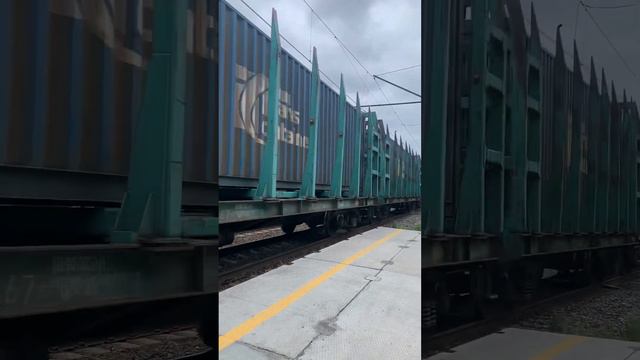 2ЭС6-009 с грузовым поездом следует через о.п 61 км смотреть онлайн