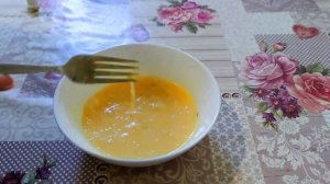 рулет  из омлета с плавленым сырком чесноком и зеленью/вкусная быстрая бюджетная ЗАКУСКА