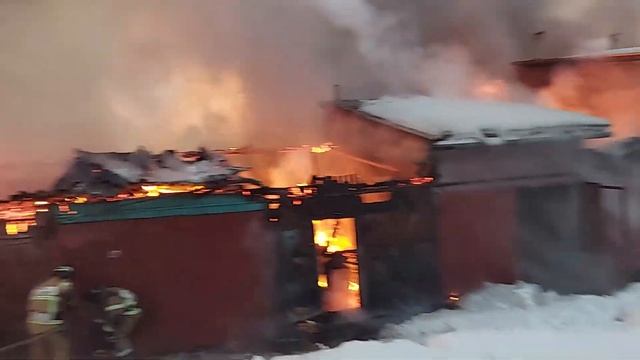 Жёсткий пожар гаражей в Железногорске смотреть онлайн