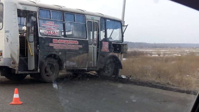 Шоссе Тюнина. Пазик съехал с дороги в столб. смотреть онлайн