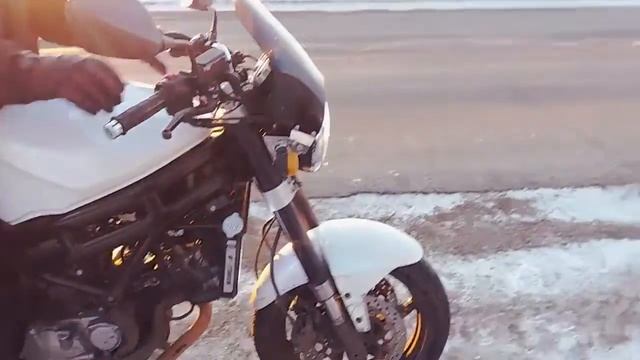 веселий запуск мотоцикла HYOSUNG GT 650 смотреть онлайн