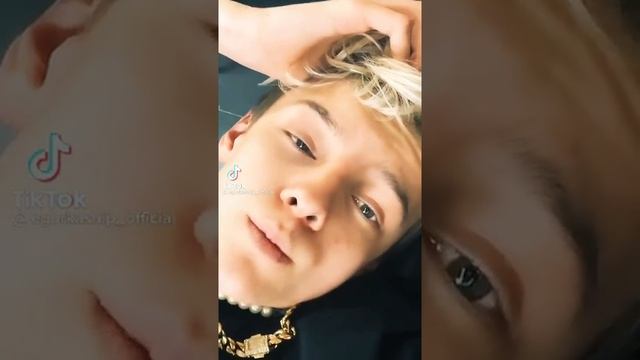 Новая татуировка Егора ШИПА смотреть онлайн