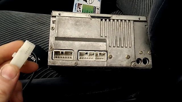 Установка USB AUX в штатную магнитолу TOYOTA. Адаптер Yatour. смотреть онлайн