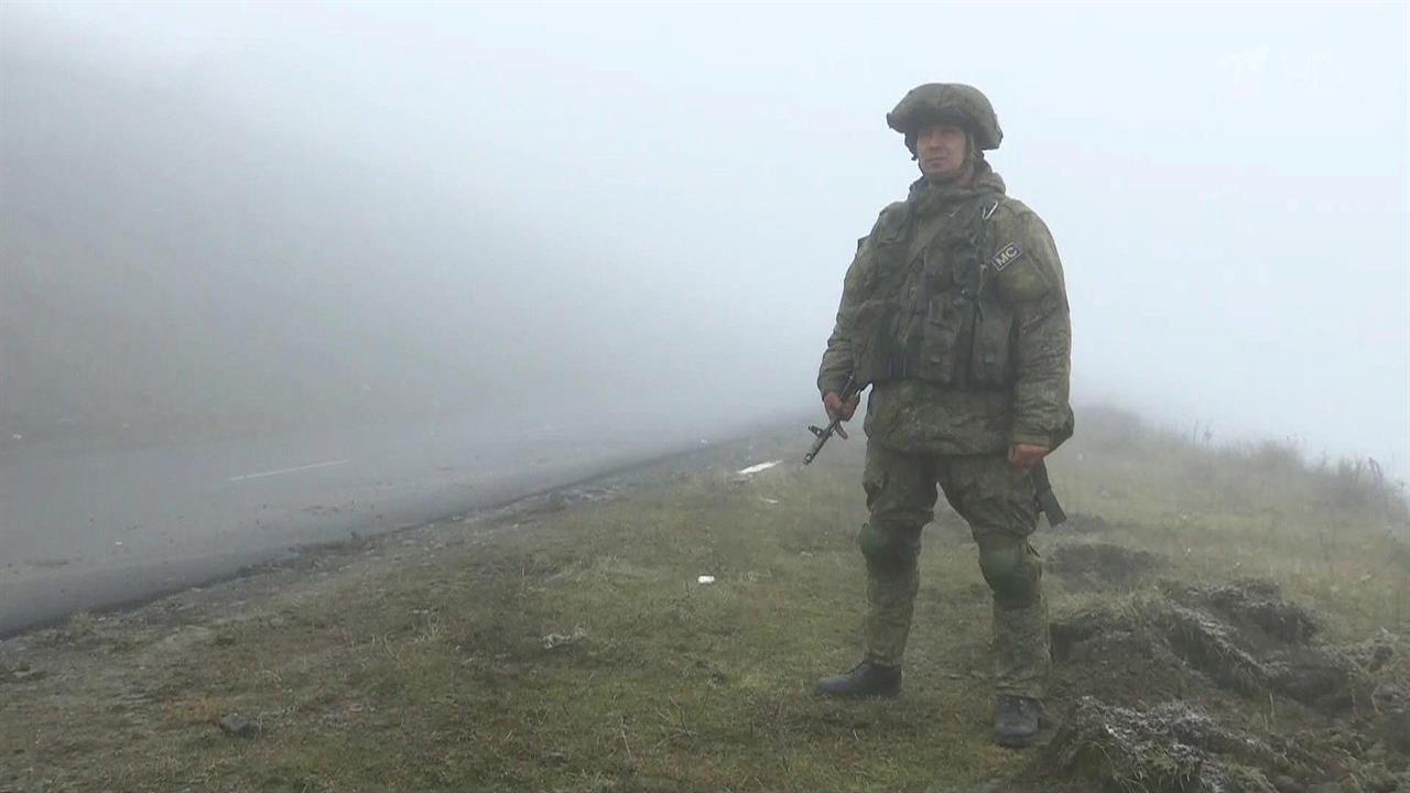 Из Еревана беженцы под охраной российских миротворцев возвращаются в Нагорный Карабах смотреть онлайн