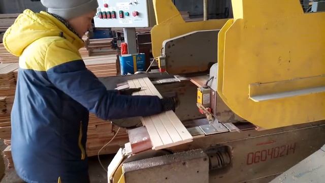 Производство стеновых панелей "паркета" из кедра смотреть онлайн