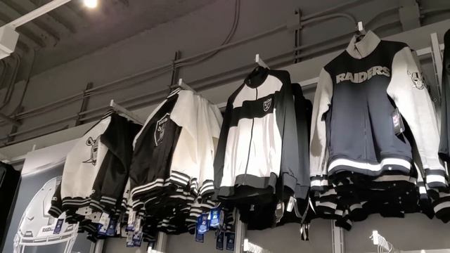 Las Vegas Raiders Update 08 14 2020 The Raider Image at the Shoppes at Mandalay Place смотреть онлайн