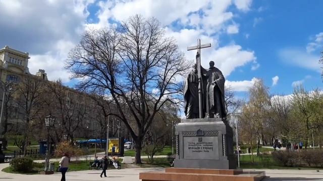 Москва. Памятник Кириллу и Мефодию. Гостиница Боярский двор. Ильинский сквер. Май 2022 года. смотреть онлайн
