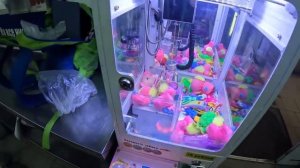 Первый раз играю в МАЛЕНЬКОМ автомате-хватайке!!! МИНИ АППАРАТ ХВАТАЙКА