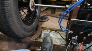 Переднее автомобильное колесо на мотоцикл.