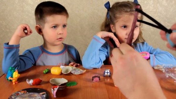 Достаем игрушки из коробки по очереди