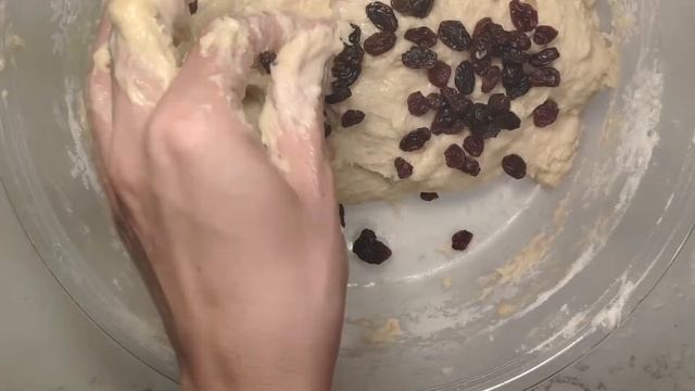 Булочки с изюмом. Тесто как пух. смотреть онлайн