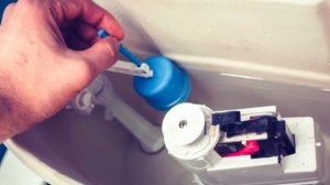 Как настроить бачок унитаза чтобы не бежала вода