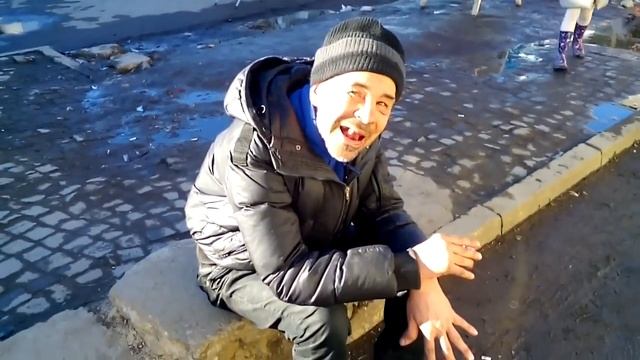 Алкаш докопался до пацана который просто его снимал(жесть)! смотреть онлайн