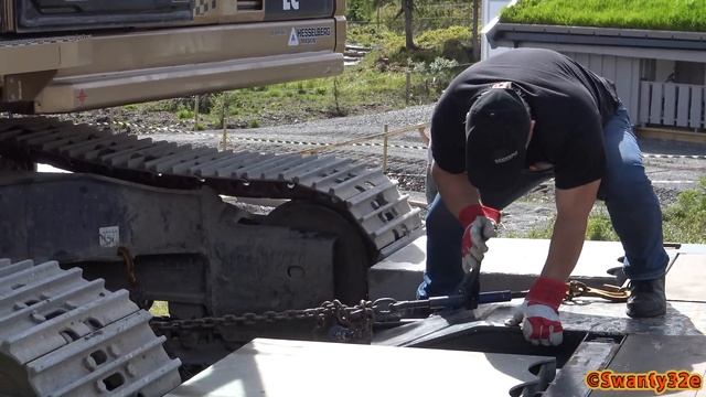 4K| Volvo FH 520 Transporting A Komatsu HB215 Hybrid Excavator смотреть онлайн