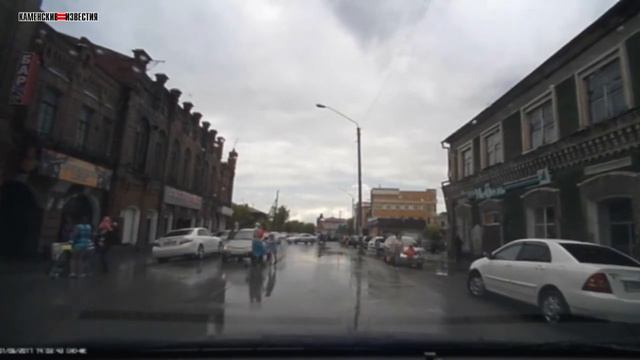 Жители Камня-на-Оби уводят детей с Гор. парка после ливня с градом смотреть онлайн