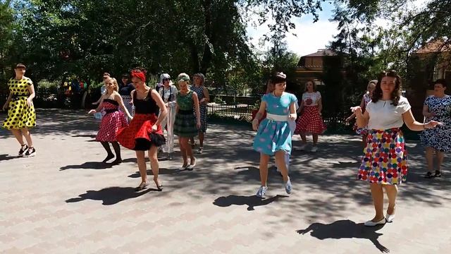 Мамочки-СТИЛЯГИ танцуют на выпускном в детском саду. смотреть онлайн