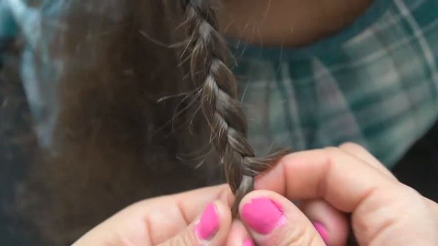 Прическа наподобие прически Сансы Старк в промо-фотографии седьмого сезона где Санса обнимает Арью смотреть онлайн