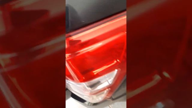 Desmontando lanterna traseira direita Suzuki Grand Vitara. смотреть онлайн