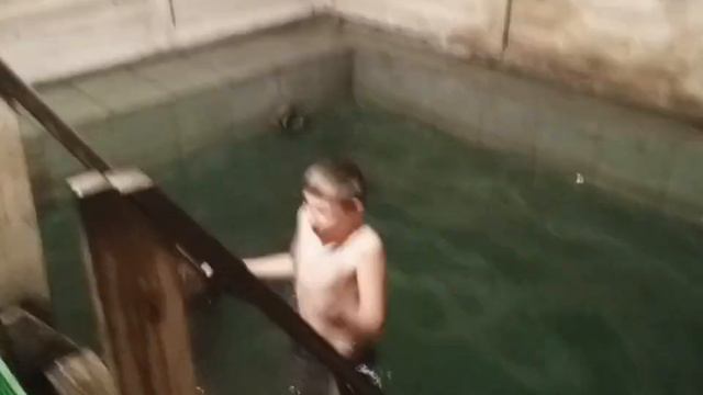 Сын первый раз в жизни на крещение купается в ледяной воде смотреть онлайн
